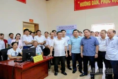 Lãnh đạo tỉnh Thái Bình dự buổi diễn tập thử nghiệm mô hình hoạt động của cơ quan Đảng, chính quyền, Mặt trận Tổ quốc xã Long Hưng.