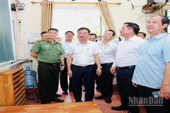 Bộ trưởng Giáo dục và Đào tạo Nguyễn Kim Sơn kiểm tra cơ sở vật chất phục vụ thi tại trường Trung học phổ thông Nguyễn Đức Cảnh (thành phố Thái Bình).