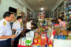 Công chức thuế tuyên truyền hỗ trợ hộ kinh doanh về chủ trương chuyển đổi mô hình hoạt động.