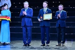 Tổng Bí thư Tô Lâm và đồng chí Trần Cẩm Tú, Ủy viên Bộ Chính trị, Thường trực Ban Bí thư trao Giấy chứng nhận và biểu trưng tặng Công ty cổ phần Green i-Park.