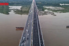 [Video] Điều chỉnh giao thông trên nhánh Ramp CV1C cầu Vĩnh Tuy