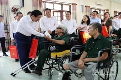 Đồng chí Phan Đình Trạc ân cần thăm hỏi, chúc sức khỏe thương binh, bệnh binh tại Trung tâm Điều dưỡng, chăm sóc người có công tỉnh Hưng Yên.
