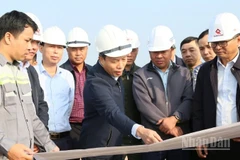 Lãnh đạo tỉnh Hưng Yên kiểm tra việc triển khai tuyến đường tại thực địa.
