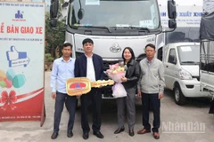 Hợp tác xã dịch vụ nông nghiệp An Ninh (xã Phụ Dực, tỉnh Hưng Yên) nhận bàn giao xe tải trị giá 1,1 tỷ đồng để phục vụ sản xuất.