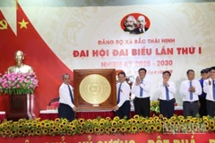 Đồng chí Lê Khánh Hải, Chủ nhiệm Văn phòng Chủ tịch nước tặng lẵng hoa chúc mừng Đại hội đại biểu đảng bộ xã Bắc Thái Ninh.