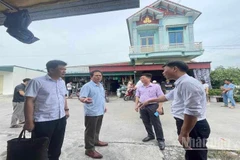 Hai Tổ công tác của Chi cục An toàn vệ sinh thực phẩm tỉnh Hưng Yên xuống xã Quỳnh An xác minh, làm rõ sự việc 2 người tử vong liên quan đến ăn phở lòng.