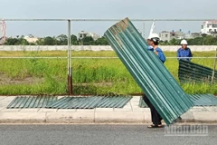 Đơn vị thi công tiến hành làm tường rào chung quanh khu đất được giao của Công ty trách nhiệm hữu hạn VCIC Việt Nam tại Cụm công nghiệp Vũ Hội (tỉnh Hưng Yên).