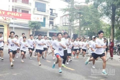 Các vận động viên trên đường chạy việt dã chung quanh công viên Nam Hòa (tỉnh Hưng Yên).