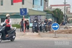 Người dân đi lại khó khăn qua thôn Phú; Lễ Thượng (xã Tân Thuận, tỉnh Hưng Yên) do đường vành đai phía nam cắt ngang đường nội xã, trong thiết kế không bố trí nút giao có đèn tín hiệu.