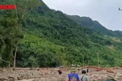 [Video] Tiếp cận bản Phá Mựt sau 5 ngày bị cô lập do mưa lũ