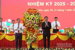 Đồng chí Nguyễn Hữu Nghĩa, Bí thư Tỉnh ủy Hưng Yên tặng hoa chúc mừng Đại hội.