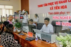 Người dân thực hiện thủ tục hành chính về đất đai tại Ủy ban nhân dân xã Tiên Hoa (tỉnh Hưng Yên).