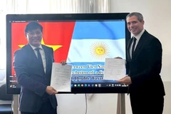 Phó Cục trưởng Đặng Ngọc Minh và ông Carlos Protto - Vụ trưởng Quan hệ Thuế quốc tế, Bộ Tài chính Argentina ký biên bản.