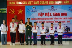 Lãnh đạo Bộ đội Biên phòng tỉnh Hưng Yên trao quà đầu năm học mới cho học sinh vùng biên giới biển tỉnh Hưng Yên.