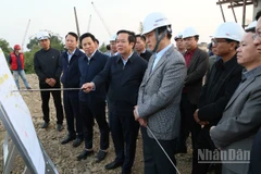 Chủ tịch Ủy ban nhân dân tỉnh Hưng Yên Phạm Quang Ngọc (đứng giữa) kiểm tra tiến độ thi công đường cao tốc CT 08 tại khu vực xây dựng cầu vượt sông Hồng, xã Hồng Vũ.