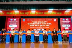 Các đại biểu cắt băng khai mạc hội thảo khoa học chuyên ngành răng hàm mặt.