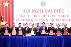 Phó Cục trưởng Cục Thuế Vũ Chí Hùng cùng đại diện lãnh đạo các đơn vị thuộc Bộ ký kết giao ước thi đua năm 2026.