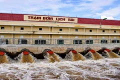 Trạm bơm Lịch Bài (tỉnh Hưng Yên) được vận hành hết công suất nhằm tiêu úng nhanh trong nội đồng cứu lúa, hoa màu.