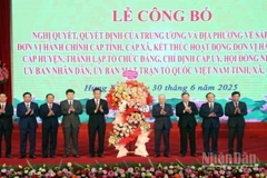 Đồng chí Đỗ Văn Chiến, Ủy viên Bộ Chính trị, Bí thư Trung ương Đảng, Chủ tịch Ủy ban Trung ương Mặt trận Tổ quốc Việt Nam tặng hoa chúc mừng.