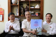 Đồng chí Nguyễn Khắc Định, Phó Chủ tịch Quốc hội (bên phải) tặng quà thương binh Phạm Văn Lương, thôn Minh Hòa, xã Vũ Thư (tỉnh Hưng Yên).