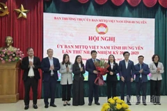 Ban Thường trực Ủy ban Mặt trận Tổ quốc Việt Nam tỉnh Hưng Yên tặng hoa chúc mừng ông Trần Quốc Toản.