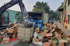 Lực lượng chức năng tỉnh Hưng Yên tổ chức tiêu hủy hơn 2.000 chai rượu nhập lậu.