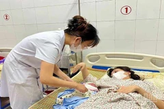 Các bác sĩ Bệnh viện đa khoa Kiến Xương thăm khám sức khỏe cho mẹ con sản phụ.