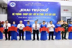 Các đại biểu thực hiện nghi thức cắt băng khai trương hệ thống chụp cắt lớp vi tính 512 lát cắt.