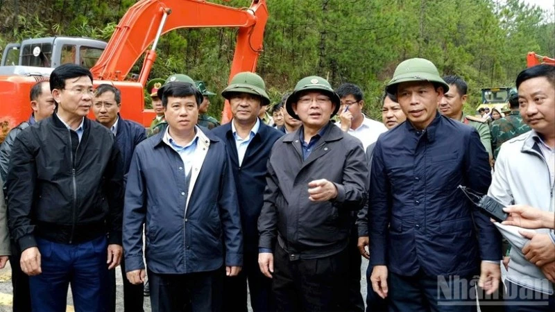 Phó Thủ tướng Hồ Quốc Dũng và lãnh đạo tỉnh Lâm Đồng kiểm tra hiện trường sạt lở và chỉ đạo công tác khắc phục tại đèo Mimosa sáng 21/11.