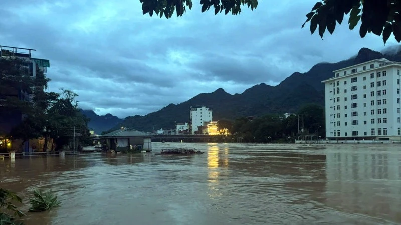 Nước sông Lô lên cao gây ngập úng tại phường Hà Giang 1 và Hà Giang 2, tỉnh Tuyên Quang.