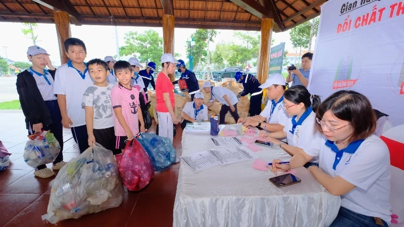 Các em học sinh trên địa bàn phường Bình Phước, tỉnh Đồng Nai thu gom chất thải nhựa đổi quà. 