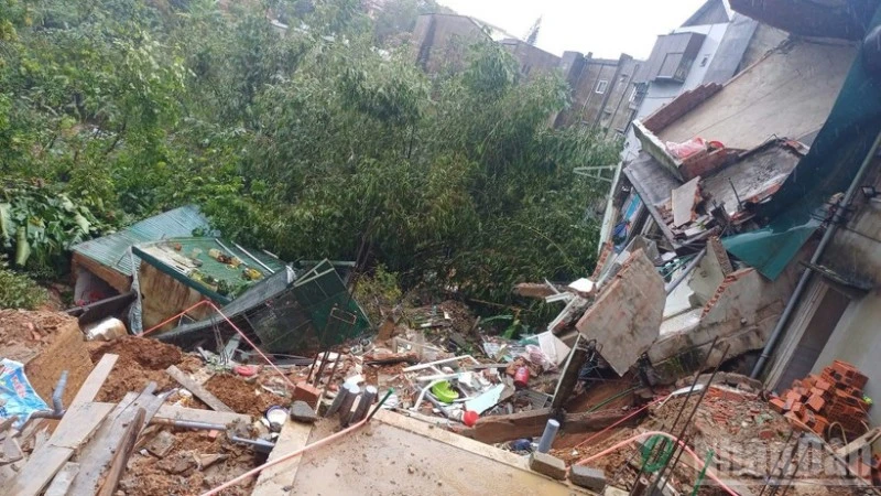 Ngôi nhà số 74, đường Hùng Vương, xã Khe Sanh đã bị sập một phần do sạt lở đất.