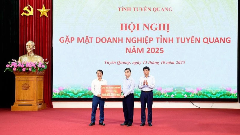Lãnh đạo Mặt trận Tổ quốc Việt Nam tỉnh Tuyên Quang tiếp nhận ủng hộ của doanh nghiệp trên địa bàn tỉnh ủng hộ đồng bào bị thiệt hại do bão số 10 gây ra.