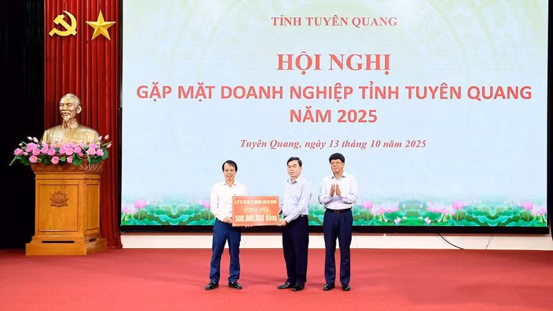 Lãnh đạo Mặt trận Tổ quốc Việt Nam tỉnh Tuyên Quang tiếp nhận ủng hộ của doanh nghiệp trên địa bàn tỉnh ủng hộ đồng bào bị thiệt hại do bão số 10 gây ra.