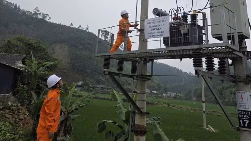 Nhân viên điện lực Trấn Yên (Lào Cai) kiểm tra Trạm biến áp.
