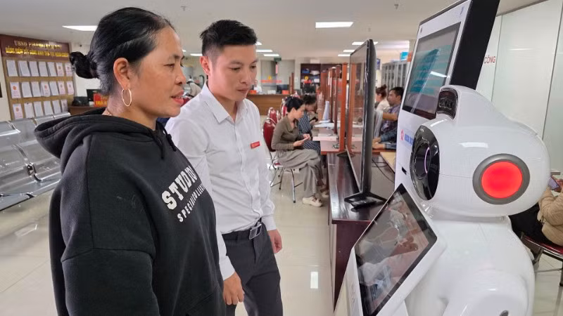Người dân trải nghiệm hệ thống trí tuệ nhân tạo hỗ trợ tra cứu thông tin thủ tục hành chính tại Trung tâm phục vụ hành chính công phường Sầm Sơn.