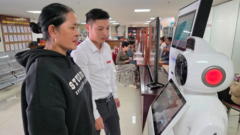 Người dân trải nghiệm hệ thống trí tuệ nhân tạo hỗ trợ tra cứu thông tin thủ tục hành chính tại Trung tâm phục vụ hành chính công phường Sầm Sơn.