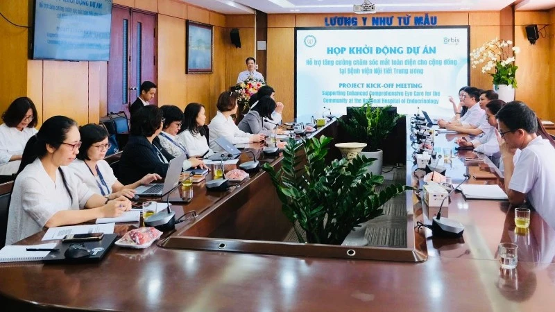 Buổi họp triển khai Dự án “Hỗ trợ tăng cường chăm sóc mắt toàn diện cho cộng đồng tại Bệnh viện Nội tiết Trung ương”.