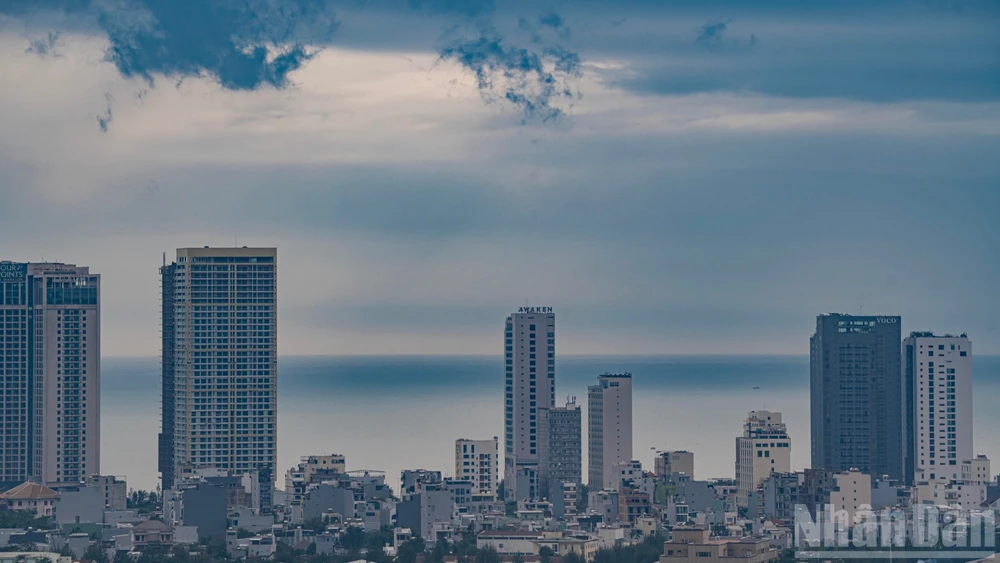 Thành phố Đà Nẵng như "bồng bềnh" giữa biển, trời và mây trong sáng 2/12.