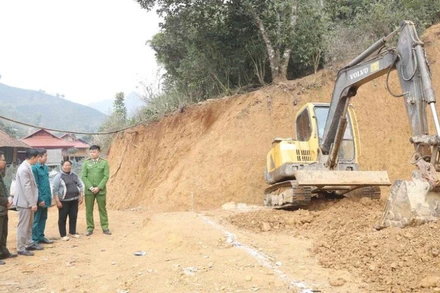 Lực lượng Công an và các đơn vị tiến hành rà soát thực trạng khu vực xây nhà của các gia đình.
