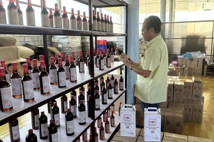  Anh Chu Quân với thành quả lao động-những chai nước mắm hoàn chỉnh mới “ra lò”.