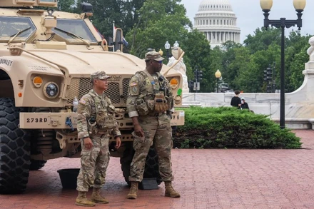 Lực lượng Vệ binh Quốc gia Mỹ tuần tra tại Washington, D.C., ngày 19/8/2025. (Ảnh: THX/TTXVN)