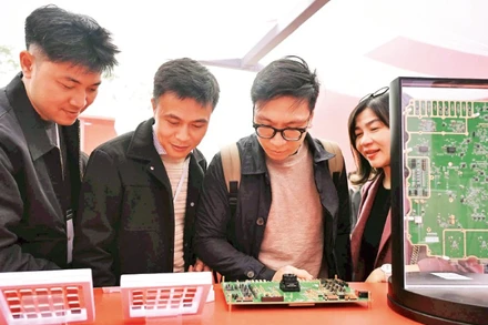 Sản phẩm của Viettel thu hút khách tham quan tại lễ khởi công nhà máy bán dẫn. (Ảnh MINH SƠN)