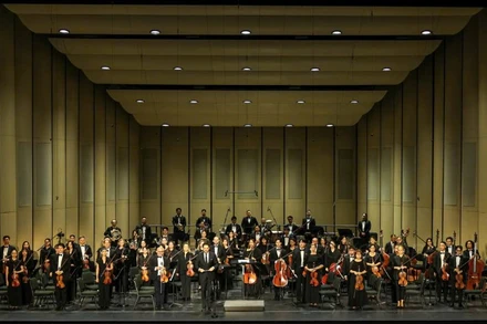 Đêm diễn của nghệ sĩ đàn hạc cầm Xavier De Maistre cùng Dàn nhạc Giao hưởng Mặt Trời. (Ảnh: NHÀ HÁT HỒ GƯƠM)