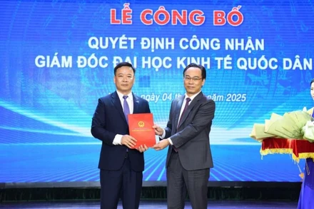 Thứ trưởng Bộ Giáo dục và Đào tạo Hoàng Minh Sơn trao Quyết định công nhận Giám đốc Đại học Kinh tế Quốc dân cho Phó Giáo sư, Tiến sĩ Bùi Huy Nhượng. (Ảnh: TUẤN ANH)