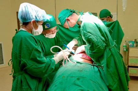 Bác sĩ phẫu thuật bóc tách khối u cho bệnh nhân.