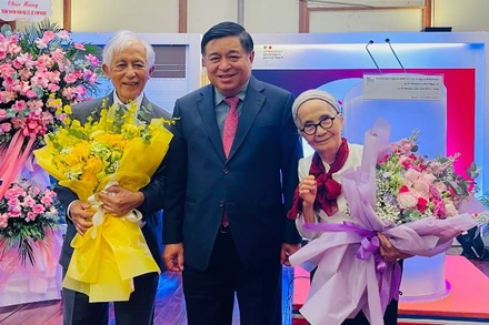 Phó Thủ tướng Chính phủ Nguyễn Chí Dũng và vợ chồng Giáo sư Jean Trần Thanh Vân và Lê Kim Ngọc.