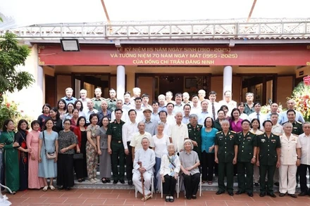 Gia đình đồng chí Trần Đăng Ninh và các đại biểu dự buổi lễ.