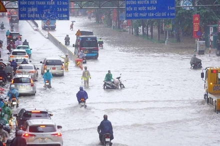 Lực lượng chức năng tổ chức điều tiết, phân luồng, bảo đảm an toàn giao thông cho người dân lưu thông qua khu vực Nguyễn Trãi.