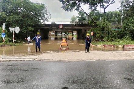 Xí nghiệp Thoát nước số 6 trực tại hầm 9+656 Đại Lộ Thăng Long.